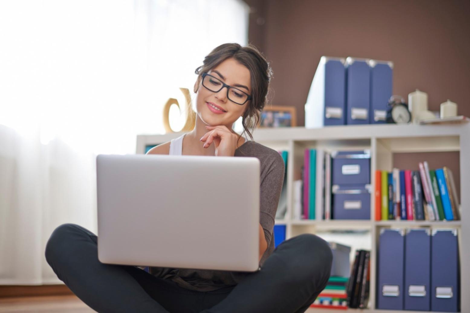 Ambiente di apprendimento collaborativo con partecipanti impegnati in discussioni significative